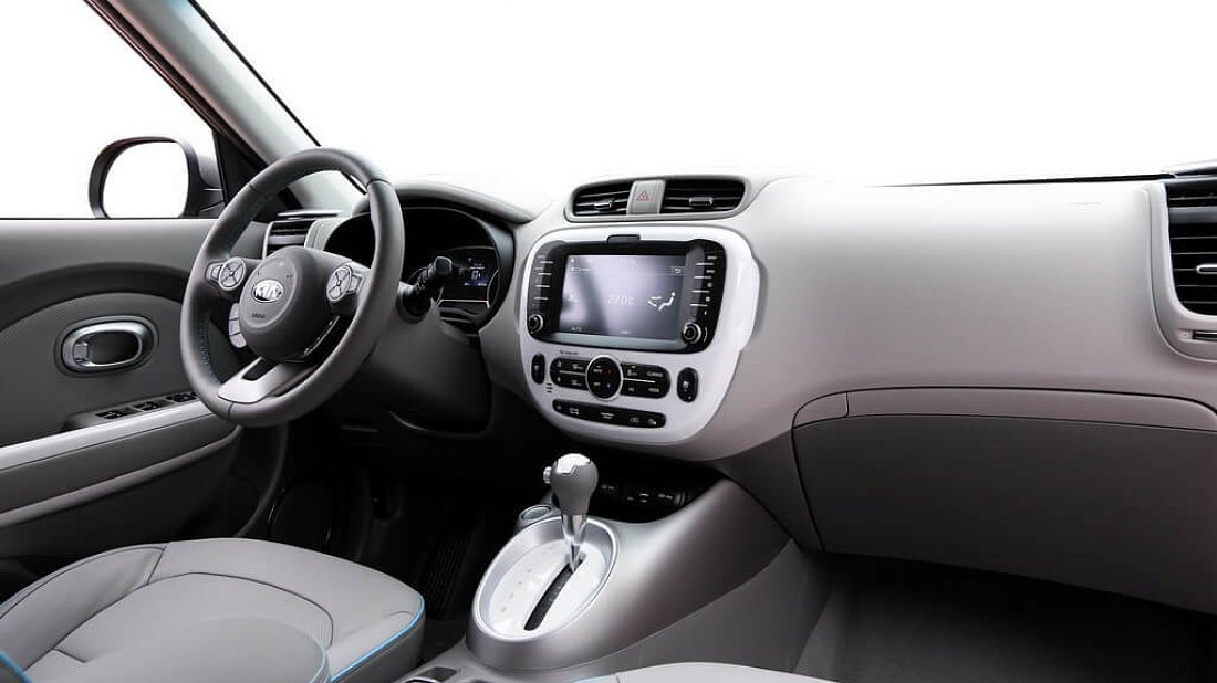 Kia Soul EV (2014-2017) интерьер, переднее сиденье, водительское сиденье, приборная панель, рулевое колесо, информационно-развлекательная система, кокпит