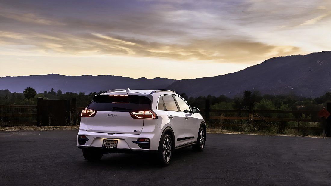 Kia Niro EV Long Range (2018-2022) вид сзади, задние фонари, багажник, спойлер, эмблема, бампер, экстерьер