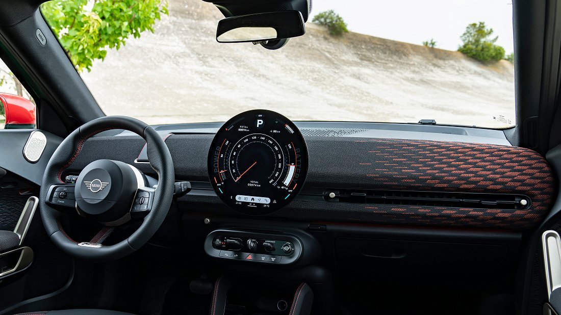 Mini Aceman JCW (2024-…) интерьер, переднее сиденье, водительское сиденье, приборная панель, рулевое колесо, информационно-развлекательная система, кокпит