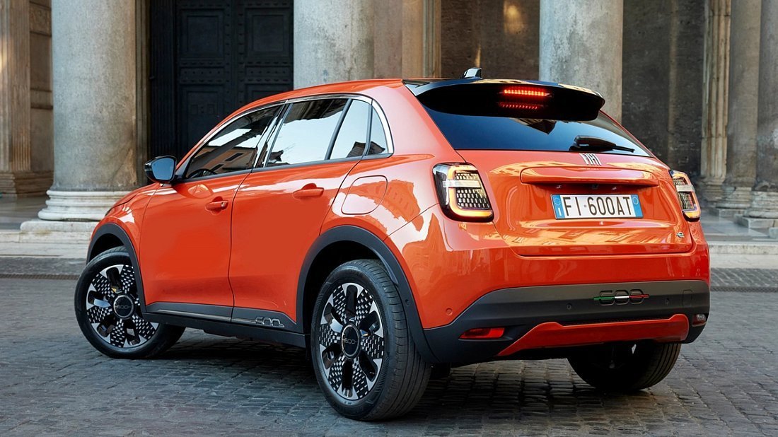 Фото Fiat 600e (2023-…) задняя часть под углом