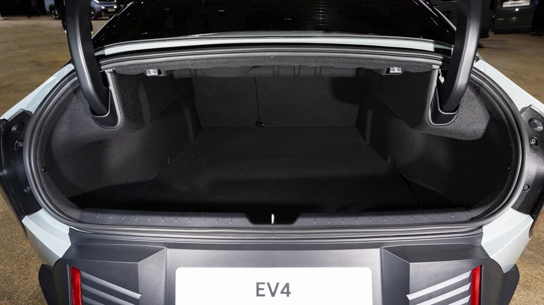 Kia EV4 Sedan Long Range (2025-…) багажник, сиденья подняты, грузовое пространство, объем багажника, вместимость багажника, место для хранения