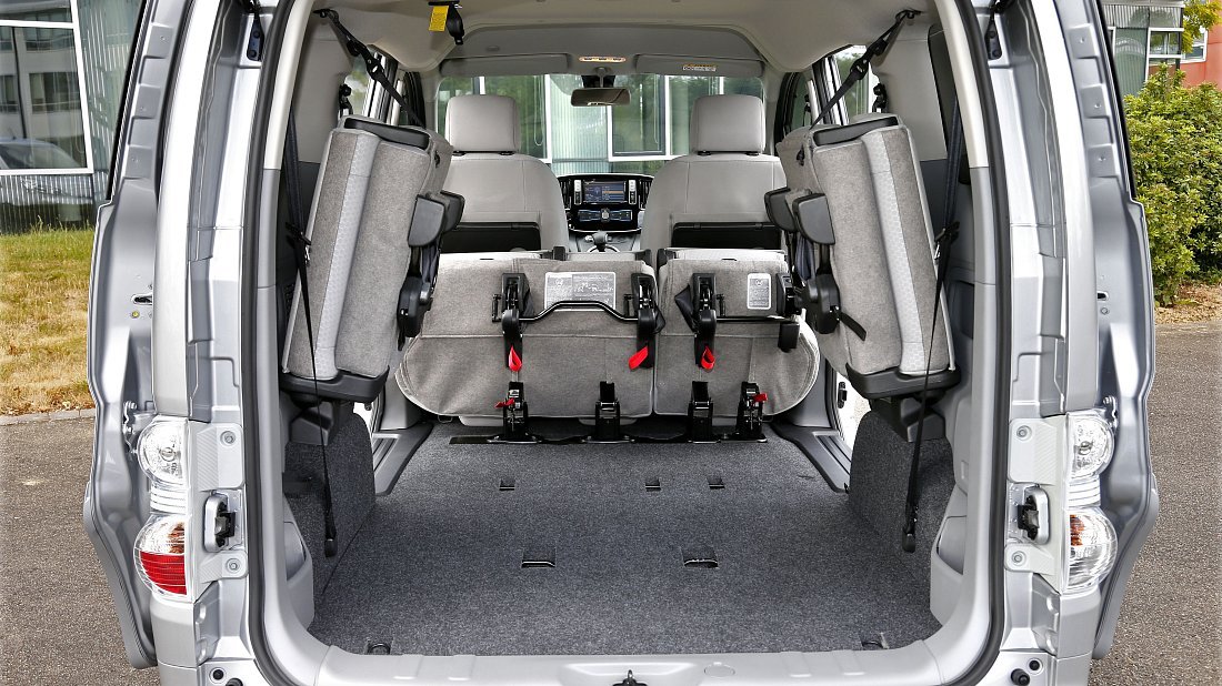 Nissan e-NV200 Evalia 24 kWh (2014-2018) багажник, увеличенный объем, сиденья сложены, максимальный объем, максимальный груз, максимальная вместимость, максимальное пространство для хранения