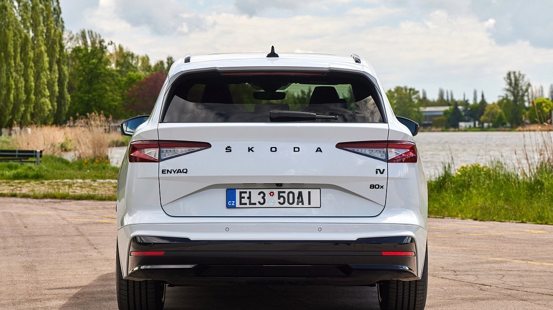 Škoda Enyaq 60 (2023-2024) вид сзади, задние фонари, багажник, спойлер, эмблема, бампер, экстерьер