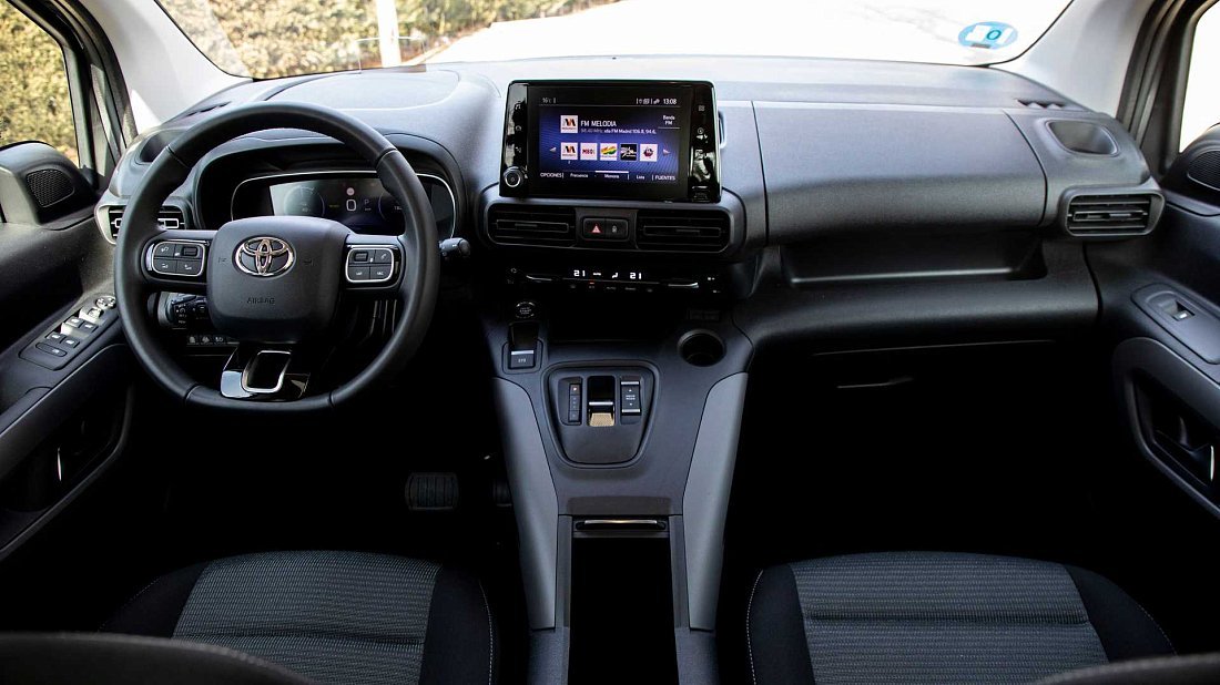 Toyota Proace City Verso Electric L2 50 kWh (2021-2024) интерьер, переднее сиденье, водительское сиденье, приборная панель, рулевое колесо, информационно-развлекательная система, кокпит