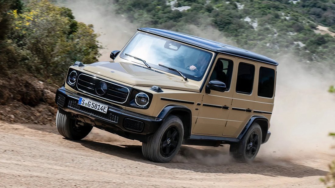 Mercedes G 580 EQ (2024-…) вид спереди, спереди сбоку, по диагонали, экстерьер