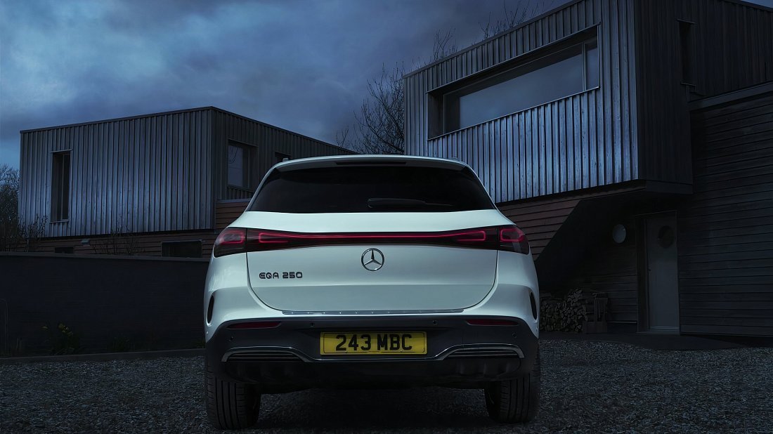 Mercedes EQA 300 4MATIC (2021-2023) вид сзади, задние фонари, багажник, спойлер, эмблема, бампер, экстерьер