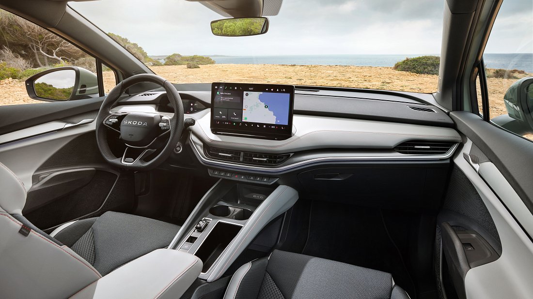 Škoda Elroq 85 (2024-...) интерьер, переднее сиденье, водительское сиденье, приборная панель, рулевое колесо, информационно-развлекательная система, кокпит