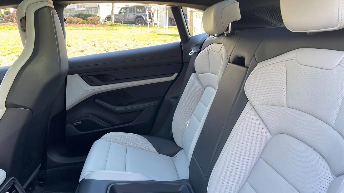 Porsche Taycan Turbo Cross Turismo (2021-2024) задние сиденья, пассажирские сиденья, пространство для ног, пространство над головой, интерьер