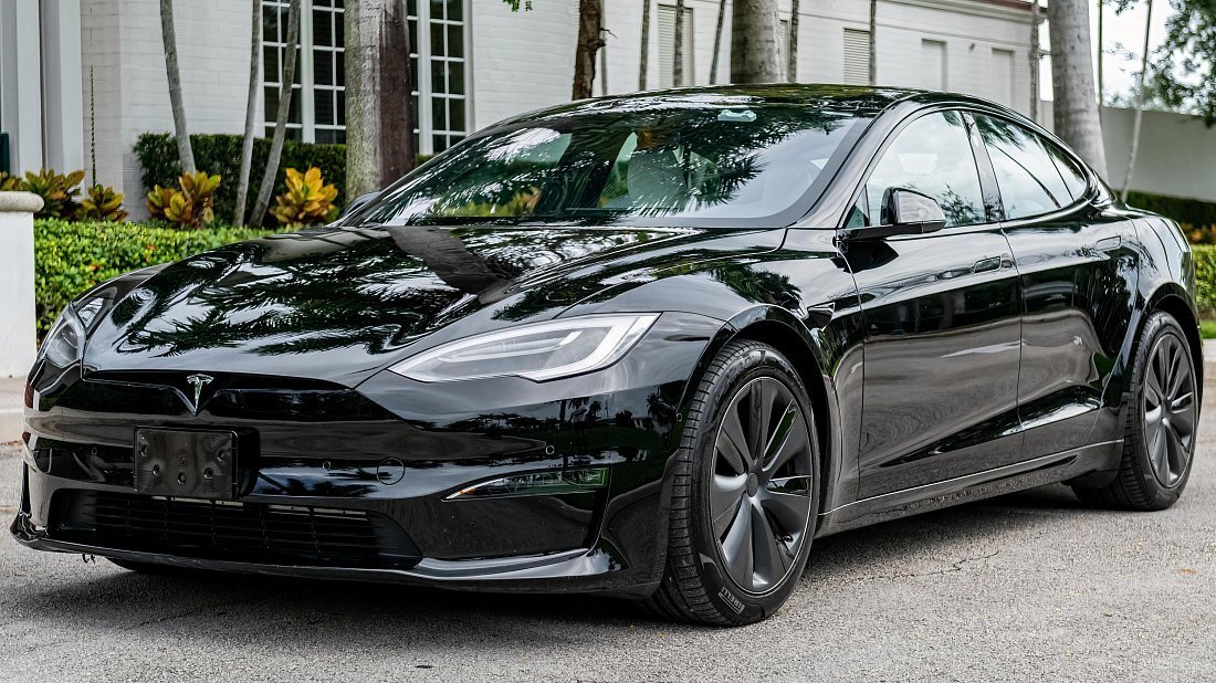 Tesla Model S Dual Motor (2021-…) вид спереди, спереди сбоку, по диагонали, экстерьер