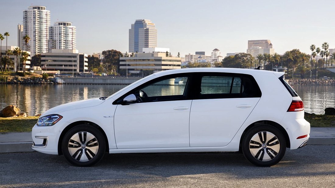 Volkswagen e-Golf 35.8 kWh (2017-2020) вид сбоку, силуэт, двери, колеса, экстерьер