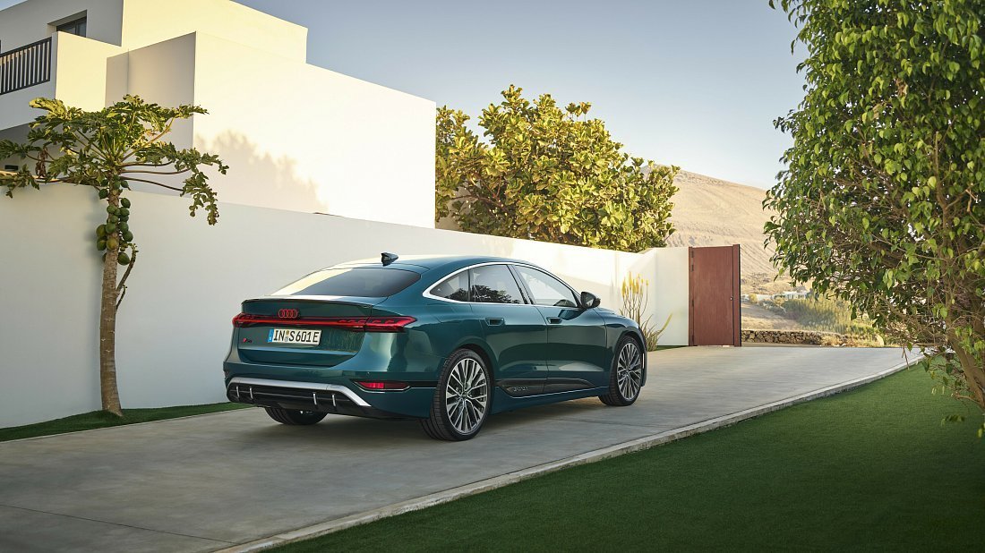 Audi S6 Sportback e-tron (2024-…) задняя часть в три четверти, вид в три четверти, диагональ, экстерьер