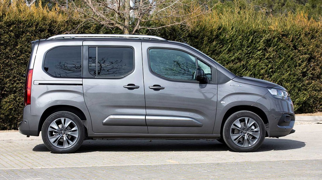 Toyota Proace City Verso Electric L1 50 kWh (2021-2024) вид сбоку, силуэт, двери, колеса, экстерьер