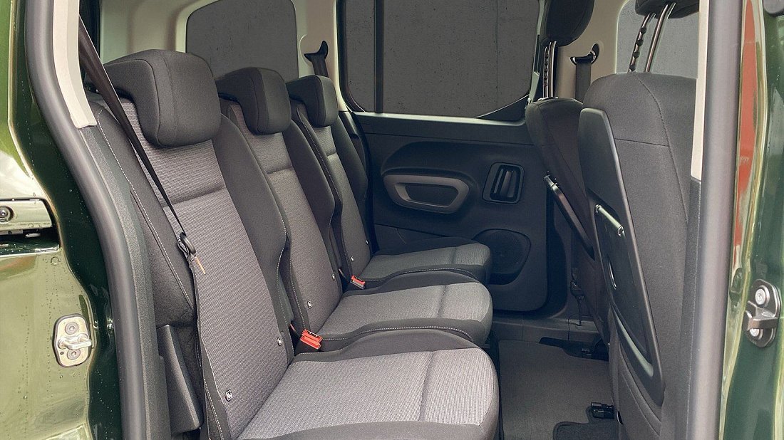 Toyota Proace City Verso Electric L1 50 kWh (2021-2024) задние сиденья, пассажирские сиденья, пространство для ног, пространство над головой, интерьер