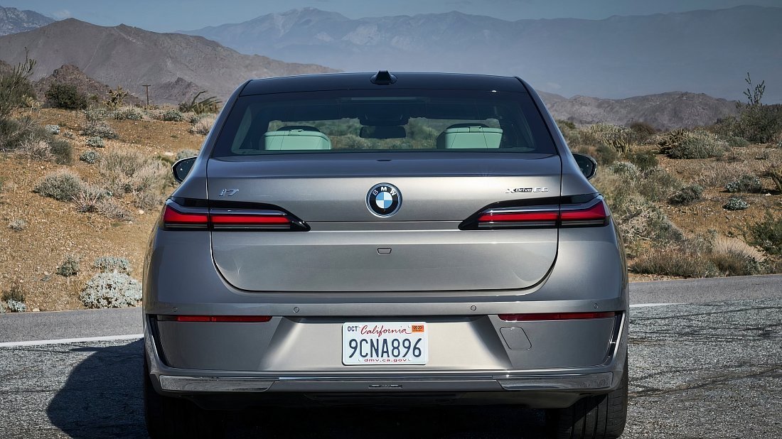 Фото BMW i7 eDrive50 (2023-…) вид сзади, задние фонари