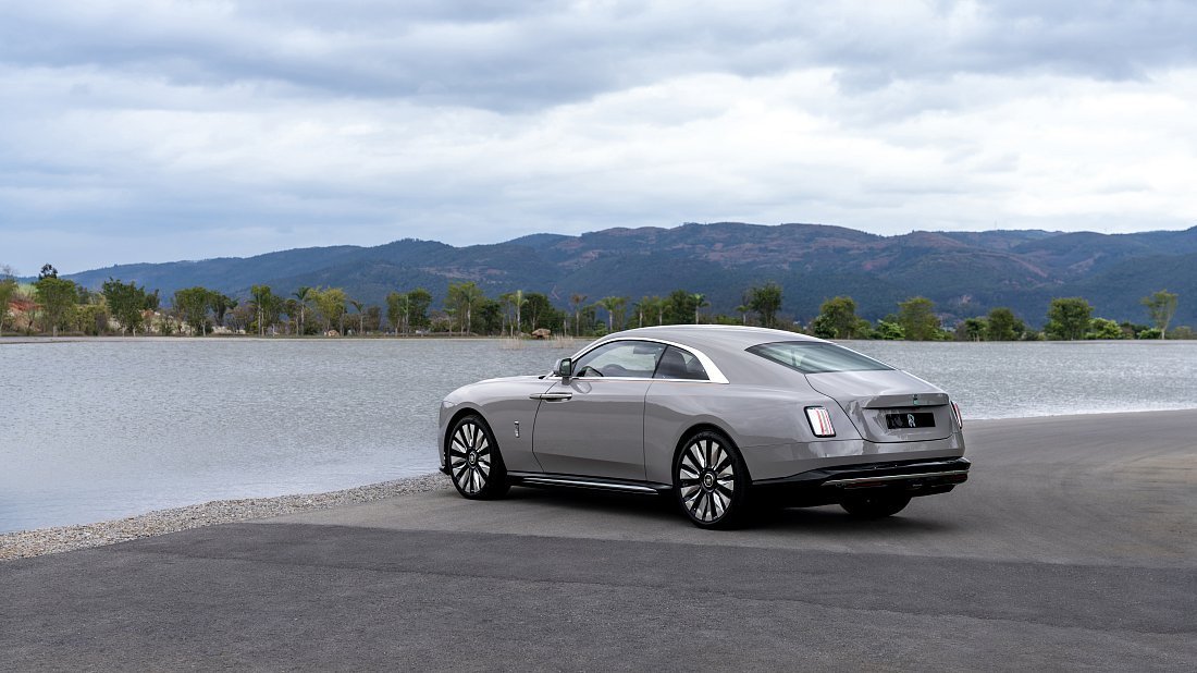 Rolls-Royce Spectre (2023-…) задняя часть в три четверти, вид в три четверти, диагональ, экстерьер