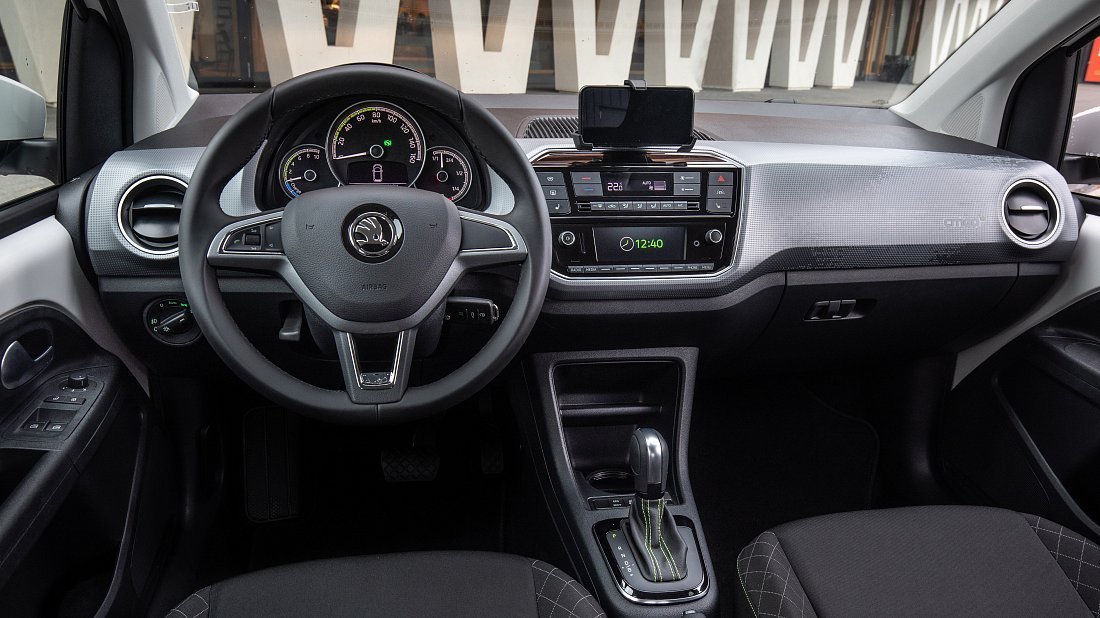 Škoda Citigo-e iV (2019-2021) интерьер, переднее сиденье, водительское сиденье, приборная панель, рулевое колесо, информационно-развлекательная система, кокпит