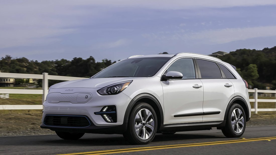 Kia Niro EV Long Range (2018-2022) вид спереди, спереди сбоку, по диагонали, экстерьер