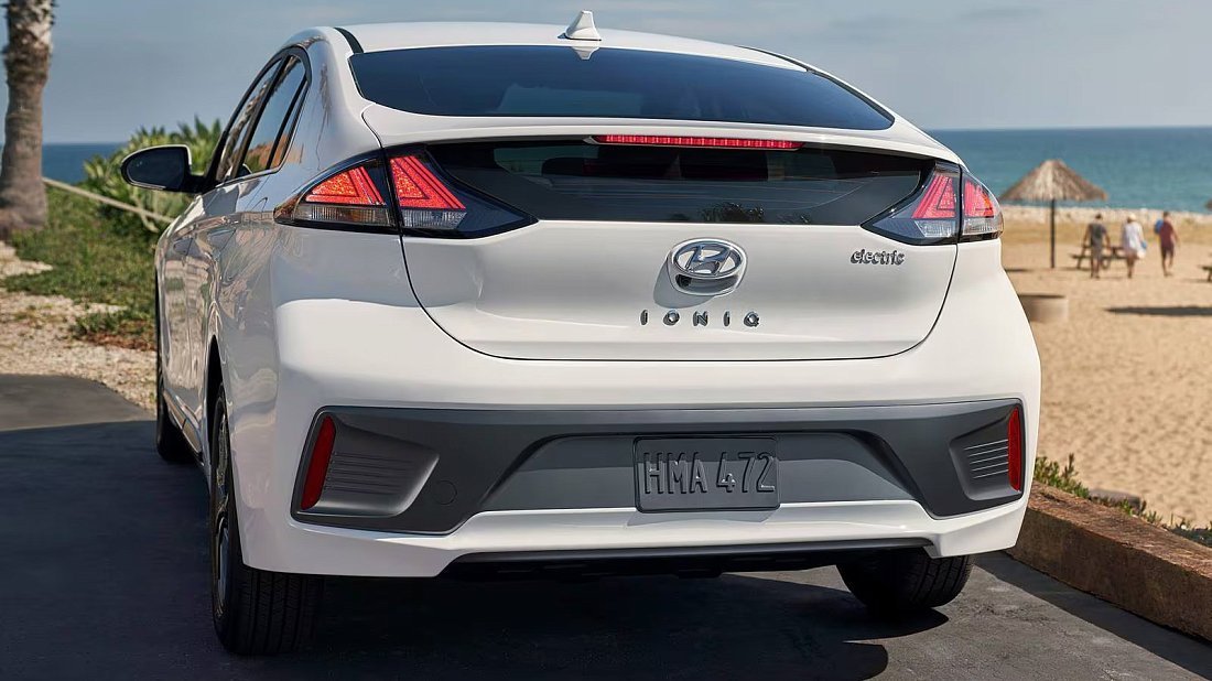 Hyundai Ioniq Electric Gen 2 (2019-2022) вид сзади, задние фонари, багажник, спойлер, эмблема, бампер, экстерьер