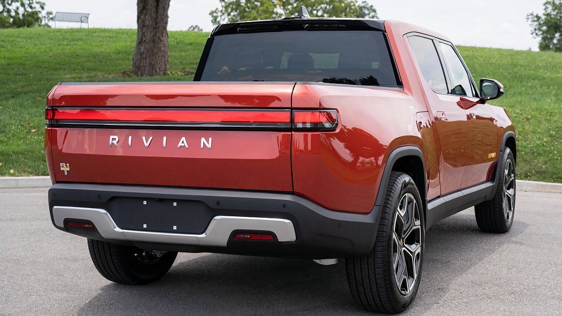 Rivian R1T Quad-Motor AWD Large (2022-…) задняя часть в три четверти, вид в три четверти, диагональ, экстерьер