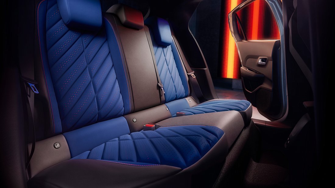 Фото Lancia Ypsilon 54 kWh HF (2025-...) задние и пассажирские сиденья