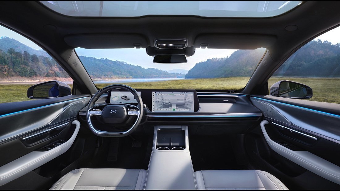 XPENG P7 AWD Performance (2023-…) интерьер, переднее сиденье, водительское сиденье, приборная панель, рулевое колесо, информационно-развлекательная система, кокпит