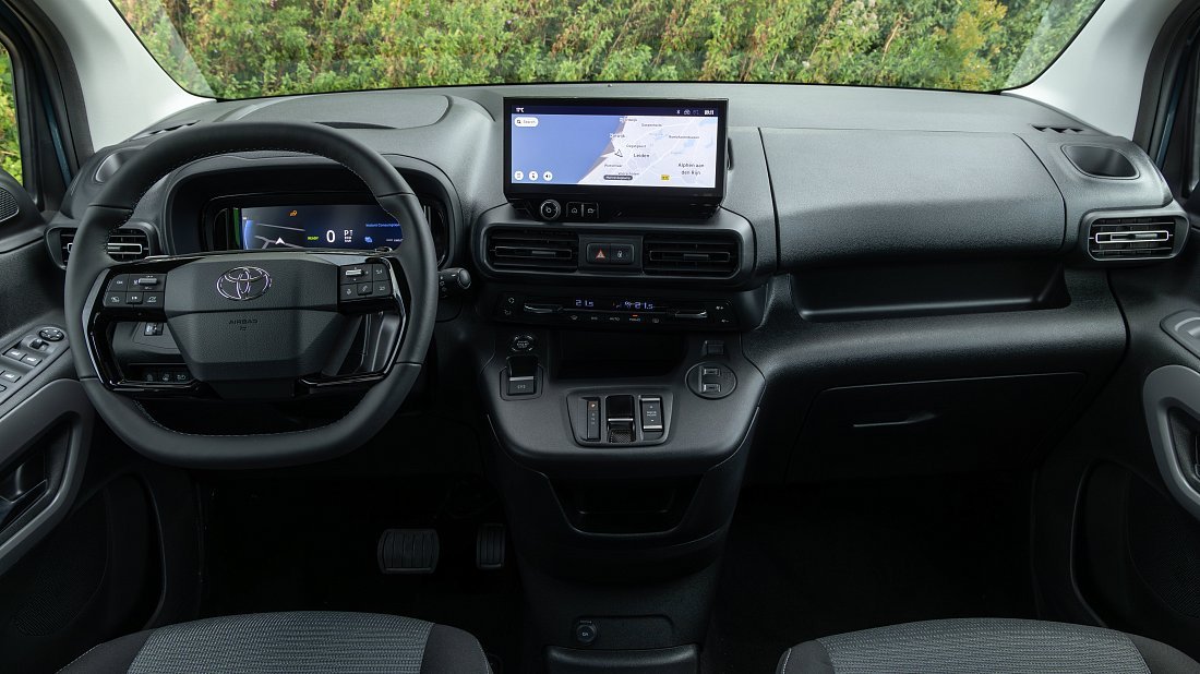Toyota Proace City Verso Electric L2 52 kWh (2024-...) интерьер, переднее сиденье, водительское сиденье, приборная панель, рулевое колесо, информационно-развлекательная система, кокпит