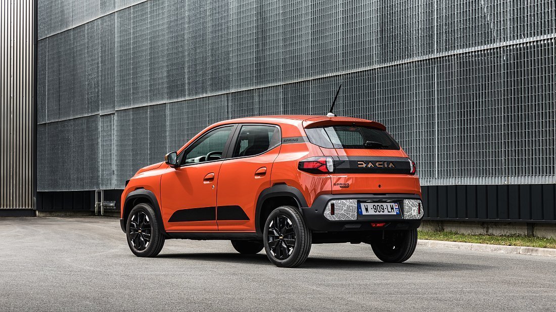 Фото Dacia Spring Electric 65 (2024-…) задняя часть под углом