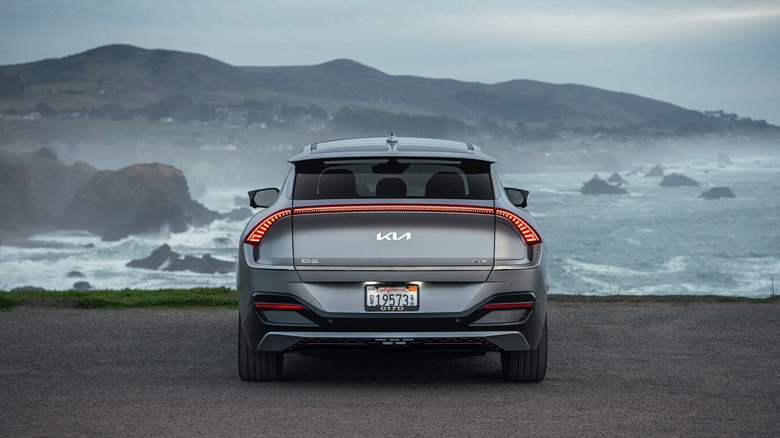 Kia EV6 Long Range RWD (2021-2024) вид сзади, задние фонари, багажник, спойлер, эмблема, бампер, экстерьер