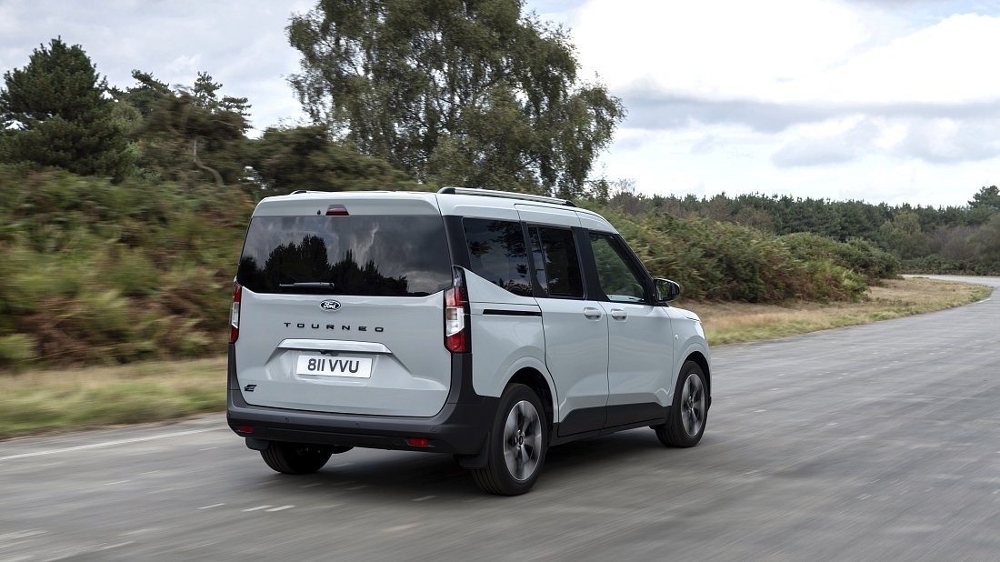 Фото Ford e-Tourneo Courier (2024-…) задняя часть под углом