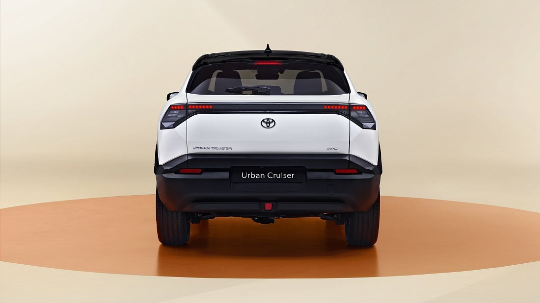 Toyota Urban Cruiser 61 kWh AWD (2025-…) вид сзади, задние фонари, багажник, спойлер, эмблема, бампер, экстерьер