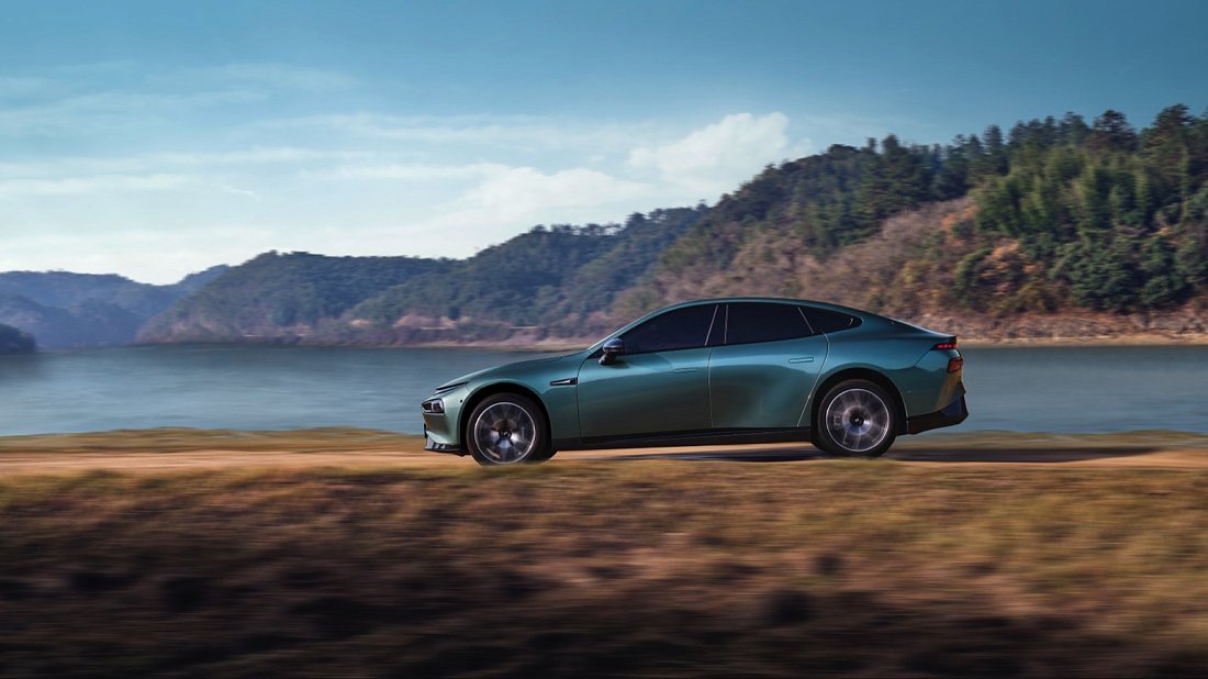 XPENG P7 RWD Long Range (2023-…) вид сбоку, силуэт, двери, колеса, экстерьер