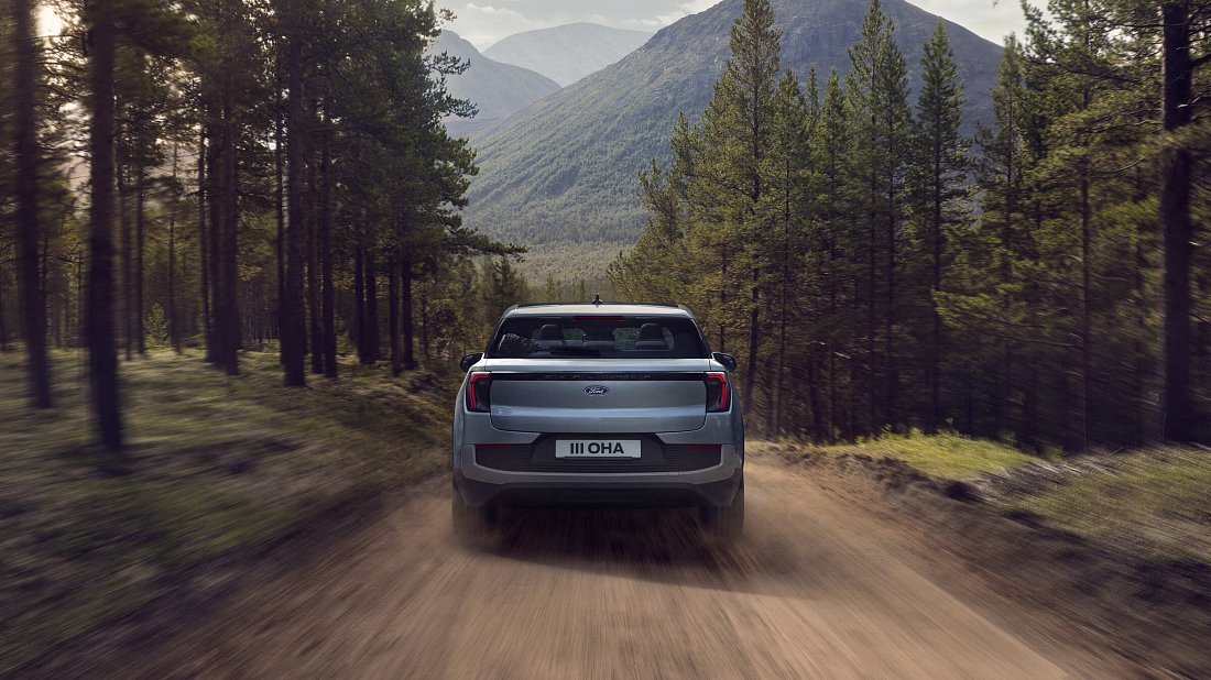 Ford Explorer EV Standard Range RWD (2024-…) вид сзади, задние фонари, багажник, спойлер, эмблема, бампер, экстерьер