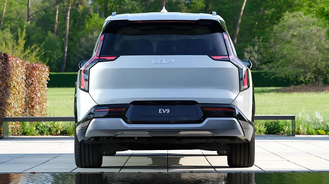 Kia EV9 Long Range AWD (2023-…) вид сзади, задние фонари, багажник, спойлер, эмблема, бампер, экстерьер