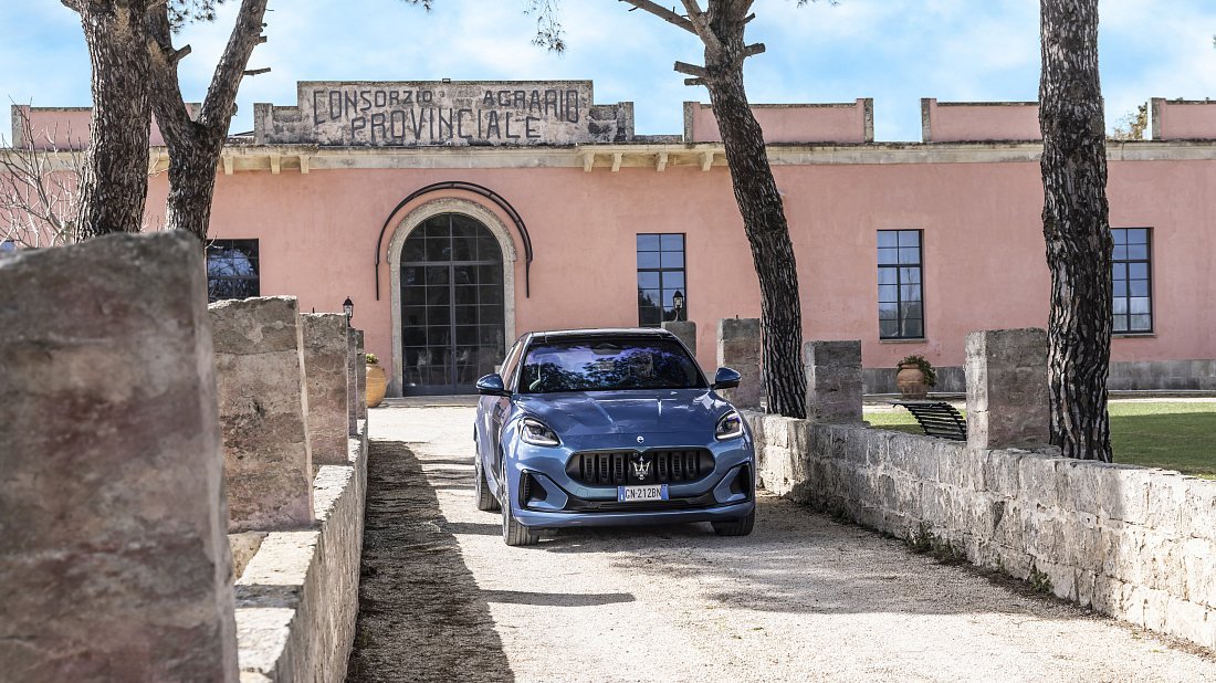 Maserati Grecale Folgore (2024-…) передняя часть, решетка радиатора, фары, бампер, экстерьер
