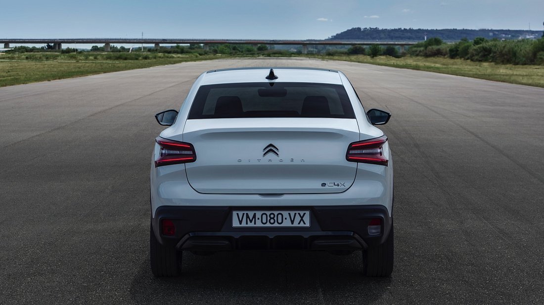 Citroën e-C4 X 54 kWh (2023-2024) вид сзади, задние фонари, багажник, спойлер, эмблема, бампер, экстерьер