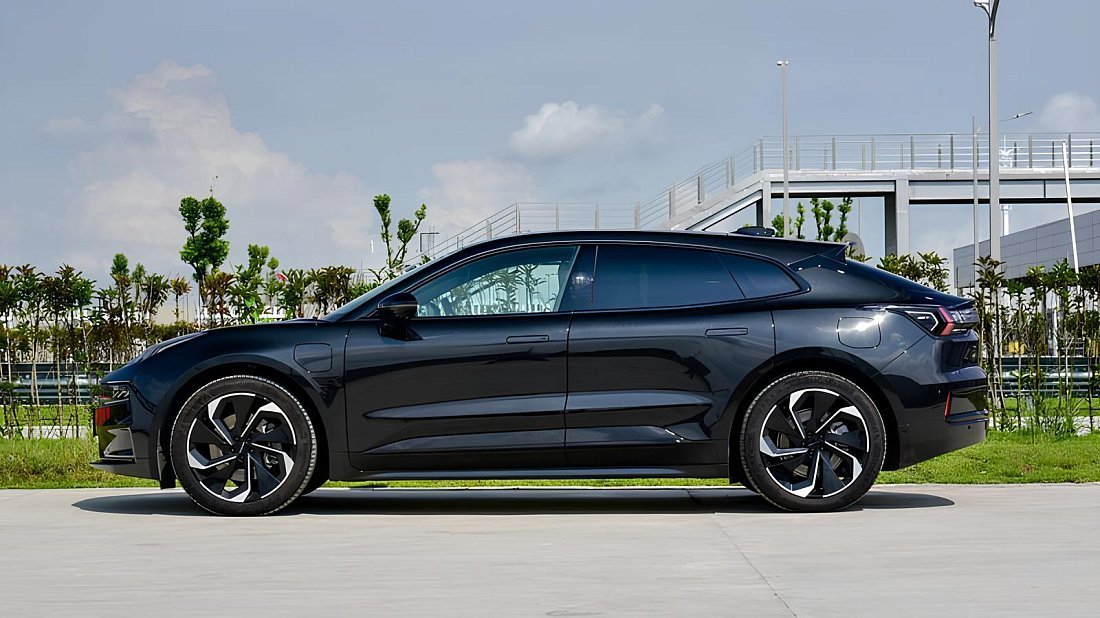 Zeekr 001 Privilege AWD (2023-…) вид сбоку, силуэт, двери, колеса, экстерьер