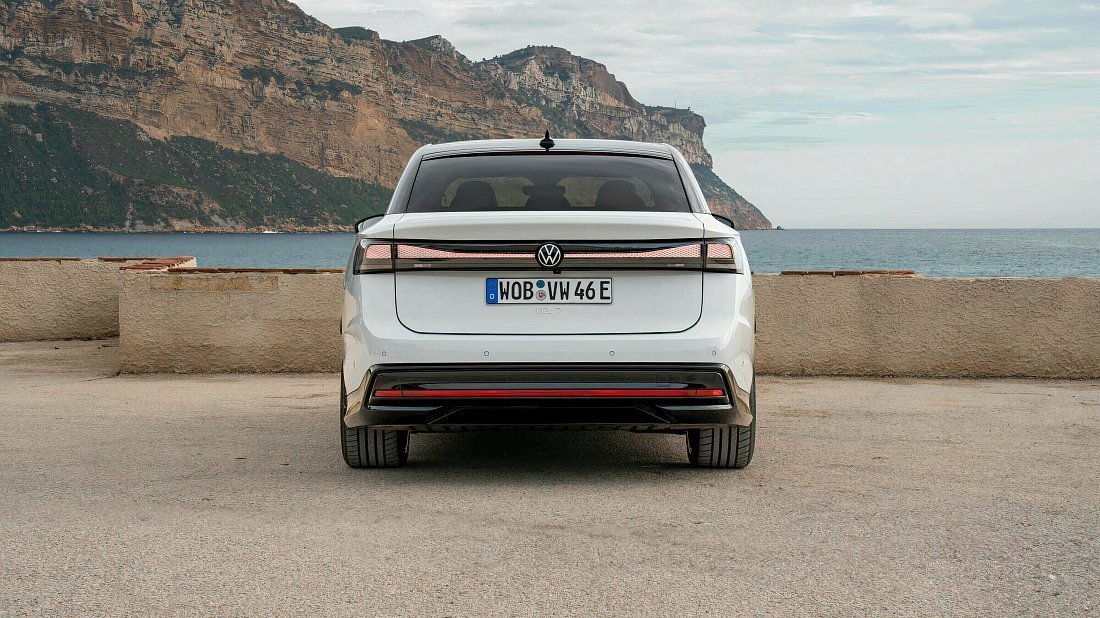 Фото Volkswagen ID.7 Pro (2023-…) вид сзади, задние фонари