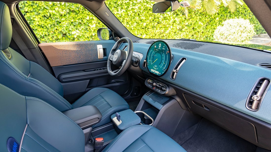 Mini Countryman SE ALL4 (2024-…) интерьер, переднее сиденье, водительское сиденье, приборная панель, рулевое колесо, информационно-развлекательная система, кокпит