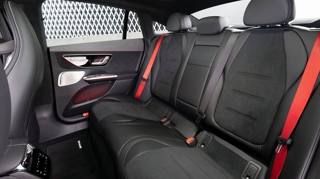 Mercedes EQE 500 4MATIC (2022-…) задние сиденья, пассажирские сиденья, пространство для ног, пространство над головой, интерьер
