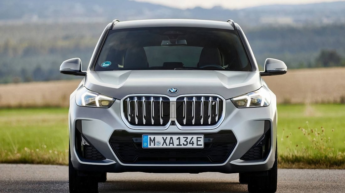 BMW iX1 eDrive20 (2023-…) передняя часть, решетка радиатора, фары, бампер, экстерьер