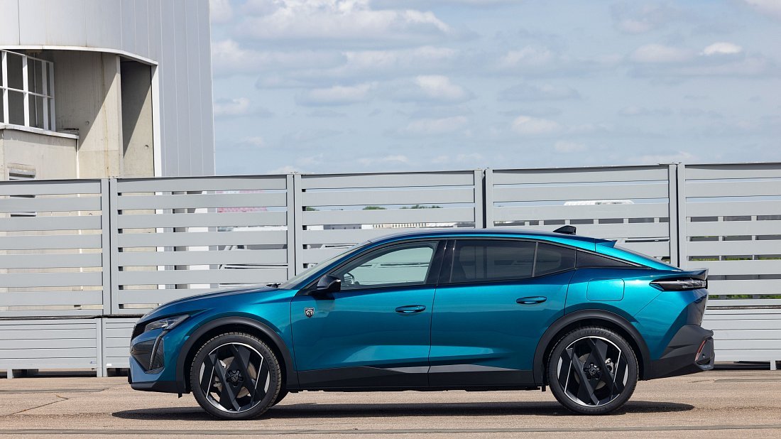Peugeot e-408 58 kWh (2024-…) вид сбоку, силуэт, двери, колеса, экстерьер