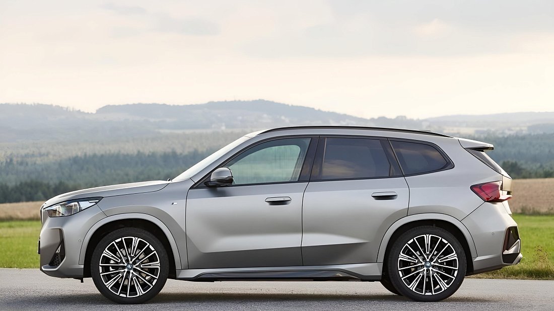 BMW iX1 eDrive20 (2023-…) вид сбоку, силуэт, двери, колеса, экстерьер
