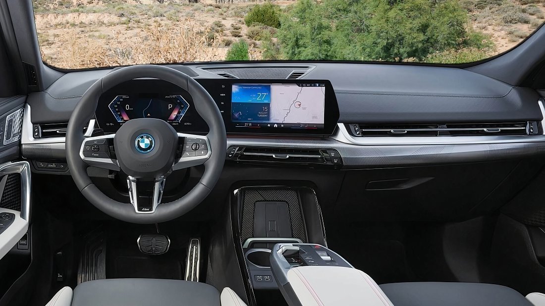 BMW iX2 eDrive20 (2024-…) интерьер, переднее сиденье, водительское сиденье, приборная панель, рулевое колесо, информационно-развлекательная система, кокпит