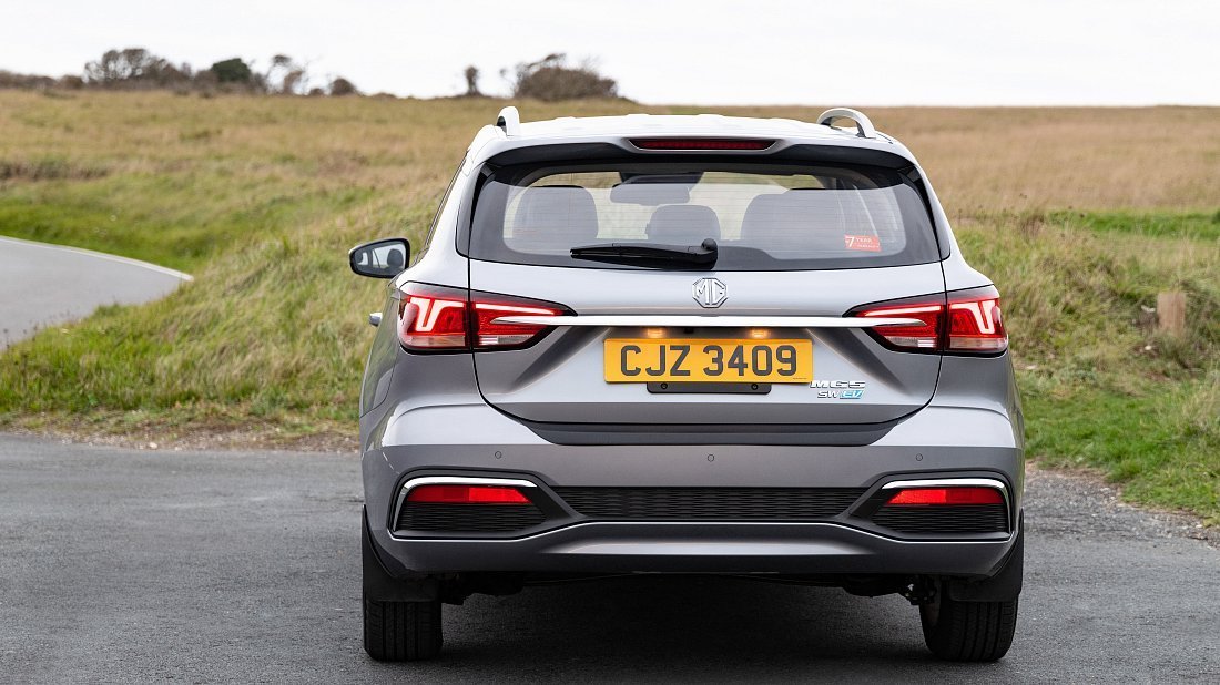 MG MG5 Electric Standard Range (2020-2021) вид сзади, задние фонари, багажник, спойлер, эмблема, бампер, экстерьер