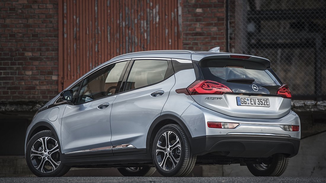 Opel Ampera-e Gen 1 (2016-2021) задняя часть в три четверти, вид в три четверти, диагональ, экстерьер