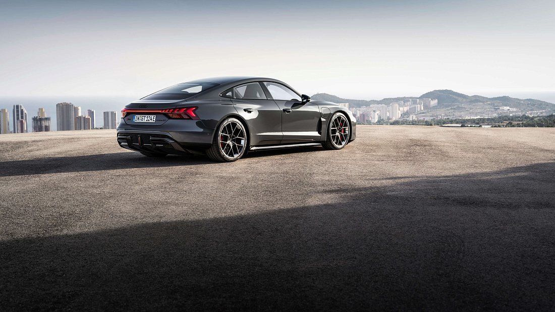 Audi e-tron GT RS (2024-…) задняя часть в три четверти, вид в три четверти, диагональ, экстерьер