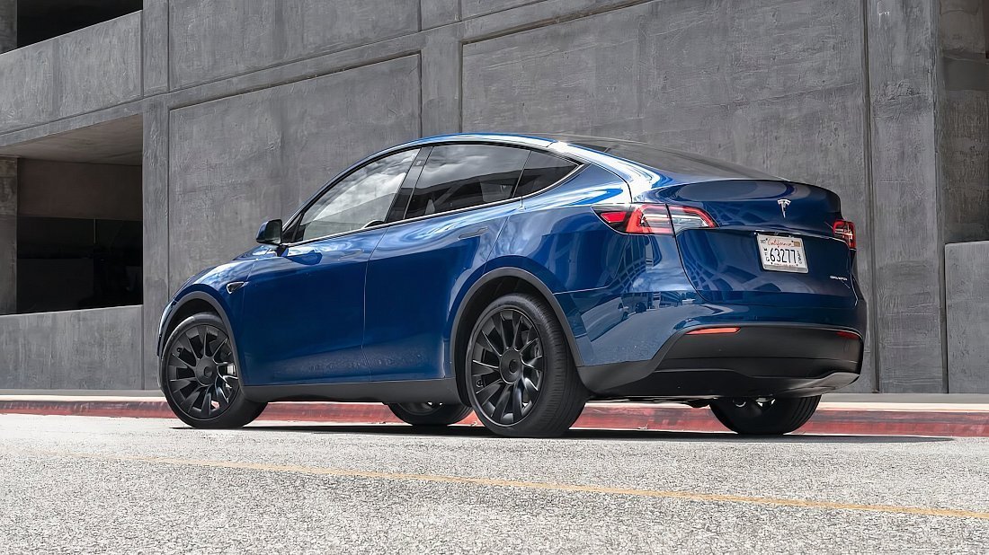 Tesla Model Y Standard Range RWD (2021-2025) задняя часть в три четверти, вид в три четверти, диагональ, экстерьер