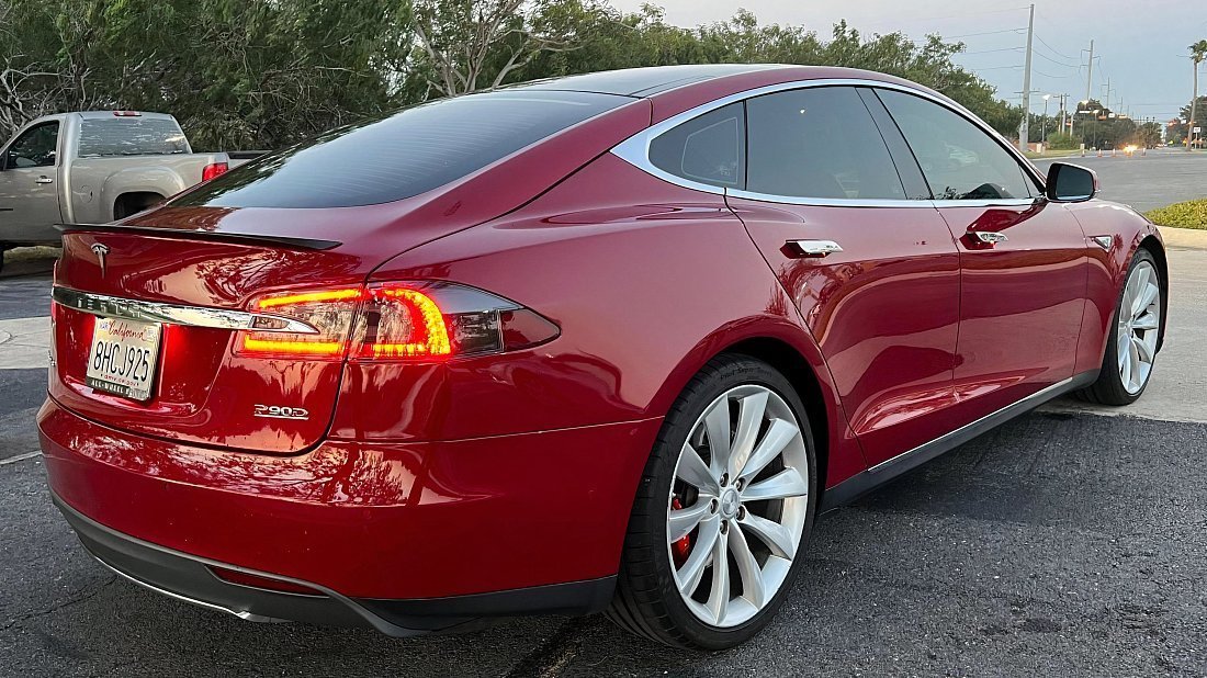 Tesla Model S P85D (2014-2016) задняя часть в три четверти, вид в три четверти, диагональ, экстерьер