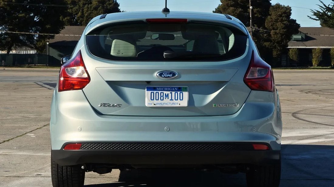Ford Focus Electric 23 kWh (2011-2017) вид сзади, задние фонари, багажник, спойлер, эмблема, бампер, экстерьер