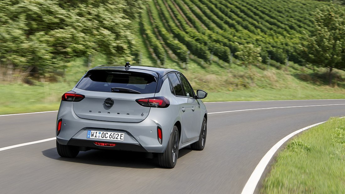 Opel Corsa Electric 51 kWh (2023-…) вид сзади, задние фонари, багажник, спойлер, эмблема, бампер, экстерьер